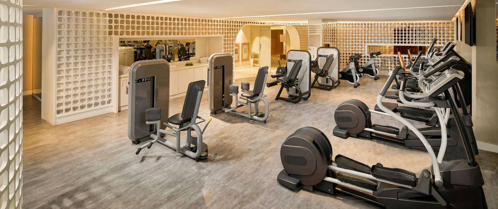 Fairmont Residences Al Marjan Island - Adults-Only Rooftop Infinity Pool with Sea Views